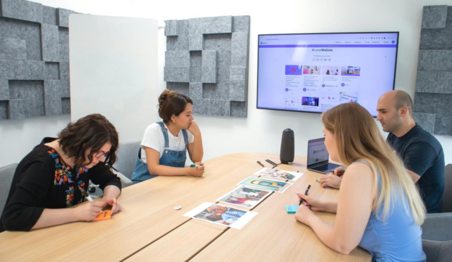 Análisis financiero profesional con documentos y gráficos de datos económicos