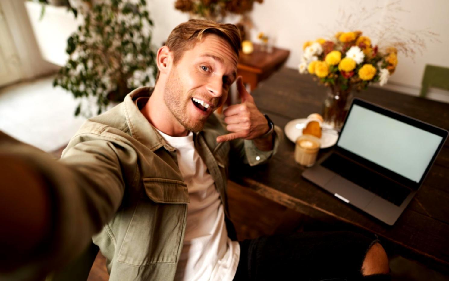 Sesión de formación financiera con análisis de mercados y documentación económica