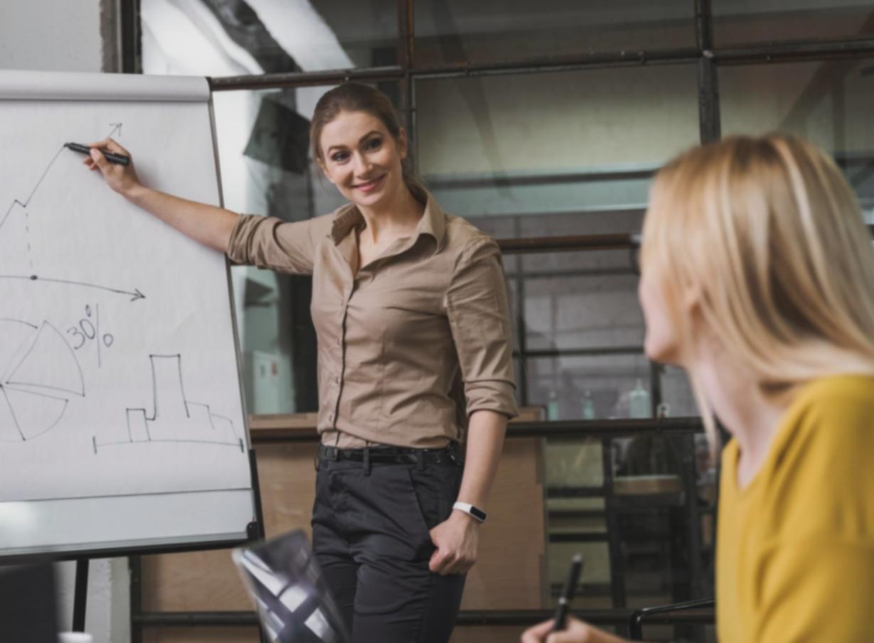 Estudiantes analizando datos financieros en entorno de aprendizaje profesional